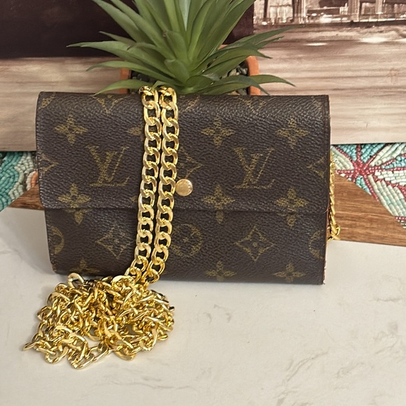 Louis Vuitton Handbags - Louis Vuitton wallet Bifold Monogram passport size in great condition.
